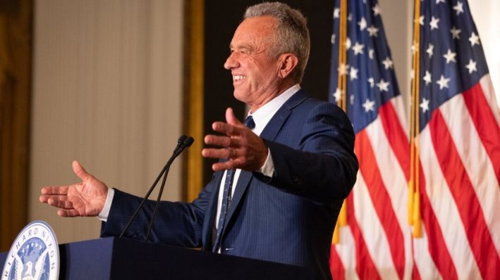 El candidato presidencial Robert F. Kennedy Jr. habla en la biblioteca Nixon en Yorba Linda, California, el 12 de junio de 2024. (John Fredricks/The Epoch Times)