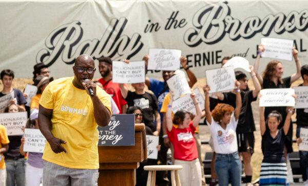 El representante Jamaal Bowman (D-N.Y.), habla en un mitin de "Get Out the Vote" el fin de semana antes de las primarias demócratas en Nueva York el 22 de junio de 2024. (Yuki Iawmura/ AFP vía Getty Images)