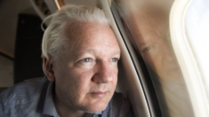 Avión de Julian Assange se dirige a corte estadounidense y luego a su libertad, tras escala en Bangkok