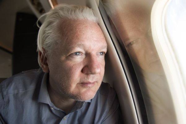  El fundador de Wikileaks, Julian Assange, en una imagen publicada por Wikileaks en X mientras su avión se aproxima al aeropuerto de Bangkok (EFE/ Wikileaks)