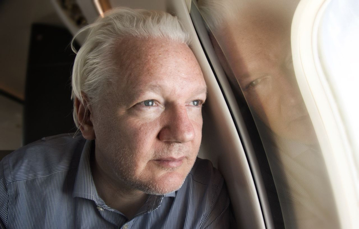 El fundador de Wikileaks, Julian Assange, en una imagen publicada por Wikileaks en X mientras su avión se aproxima al aeropuerto de Bangkok para hacer escala con el mensaje "Acercándonos a la libertad". (EFE/ Wikileaks) 