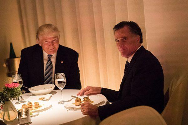 (De izquierda a derecha) El presidente electo Donald Trump y Mitt Romney cenan en el restaurante Jean Georges de Nueva York el 29 de noviembre de 2016. (Drew Angerer/Getty Images)