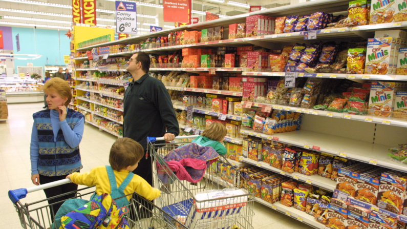 Imagen de una familia comprando en un supermercado. (Foto de Sean Gallup/Getty Images)