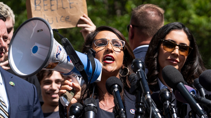 La representante Lauren Boebert (R-Colo.) y otros legisladores hablan durante una visita al campus de la Universidad George Washington (GWU) durante las protestas en Washington el 1 de mayo de 2024. (Madalina Vasiliu/The Epoch Times)
