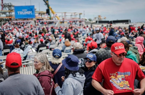 Partidarios del ex presidente Donald Trump esperan el inicio de un mitin de campaña en la playa de Wildwood en Wildwood, Nueva Jersey, el 11 de mayo de 2024. (Michael M. Santiago/Getty Images)