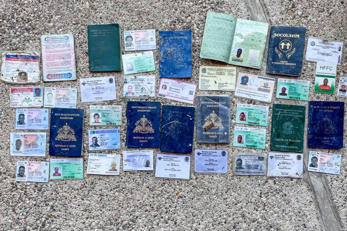 Pasaportes, visados y tarjetas de identificación en una foto de archivo. (Charlotte Cuthbertson/The Epoch Times)