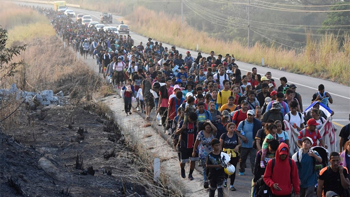 Migrantes caminan por la carretera que atraviesa Arriaga, estado de Chiapas, en el sur de México, durante su viaje hacia el norte, hacia la frontera con Estados Unidos, el 8 de enero de 2024. (Edgar H. Clemente/Foto AP)