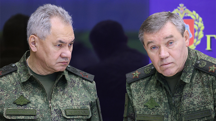 El ministro de Defensa ruso, Sergei Shoigu (i), y el jefe del Estado Mayor ruso, Valery Gerasimov (d), durante una visita del presidente ruso, Vladimir Putin, a la sede conjunta de la ramas militares de las fuerzas armadas rusas involucradas en la llamada 'operación militar especial' en Ucrania, en un lugar no revelado en Rusia, el 17 de diciembre de 2022. EFE/EPA/GAVRIIL GRIGOROV/SPUTNIK/KREMLIN / POOL