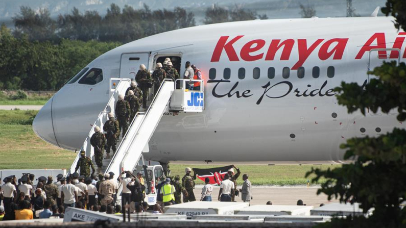 Soldados kenianos descienden de un avión este 25 de junio de 2024, en el aeropuerto Toussaint Louverture de Puerto Príncipe (Haití). EFE/ Johnson Sabin