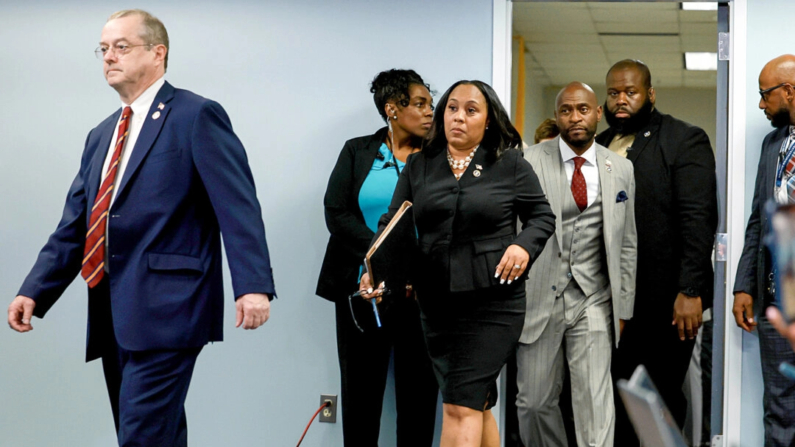 La fiscal de distrito del condado de Fulton, Fani Willis (C), con los abogados externos que contrató para el caso de chantaje contra el expresidente Trump, el experto en RICO John Floyd (L) y Nathan Wade (R). (Joe Raedle/Getty Images)