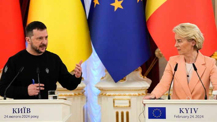 El presidente ucraniano, Volodímir Zelenski (Izq.), habla durante una rueda de prensa conjunta con la presidenta de la Comisión Europea, Ursula von der Leyen, en el Palacio Mariinsky de Kiev, Ucrania, el sábado 24 de febrero de 2024. (AP Photo/Efrem Lukatsky, Archivo)