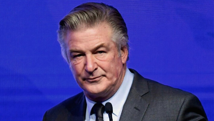 Alec Baldwin es el maestro de ceremonias de la Gala del Premio Robert F. Kennedy Human Rights Ripple of Hope en el New York Hilton Midtown de Nueva York el 9 de diciembre de 2021. (Evan Agostini/Invision/AP)