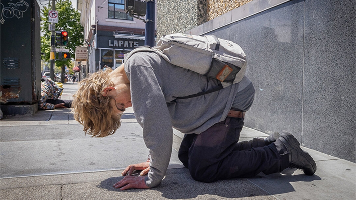 Una persona bajo los efectos de las drogas en el distrito Tenderloin de San Francisco, California, el 16 de mayo de 2024. (John Fredricks/The Epoch Times)
