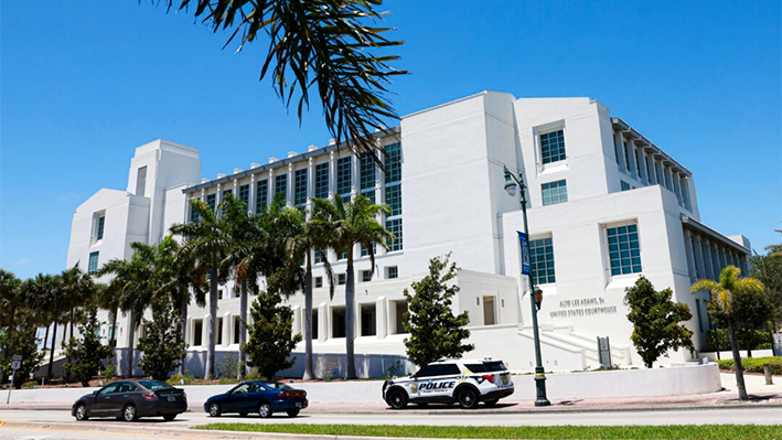 El Palacio de Justicia de los Estados Unidos Alto Lee Adams Sr., donde la jueza de distrito Aileen Cannon celebra una vista sobre el expresidente Donald Trump en Fort Pierce, Florida, el 22 de mayo de 2024. (Joe Raedle/Getty Images)
