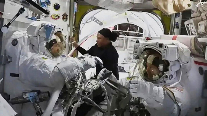 La astronauta Jeanette Epps (centro) ayuda a los astronautas de la NASA Mike Barratt (izq.) y Tracy Dyson (der.) dentro de la esclusa de aire Quest. (NASA TV vía AP)