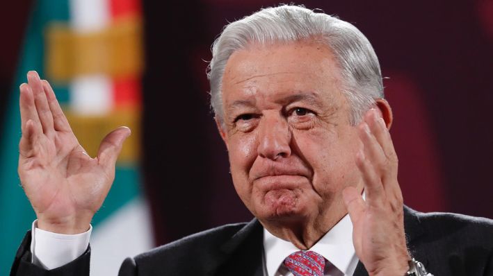 El presidente de México, Andrés Manuel López Obrador, habla durante su rueda de prensa en el Palacio Nacional de Ciudad de México, México, el 25 de junio de 2024. (EFE/ Sáshenka Gutiérrez)