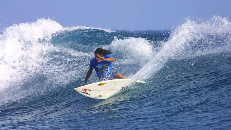 Tamayo Perry de Hawaii en acción durante la tercera ronda de las pruebas del Billabong Pro el 4 de mayo de 2003 en Teahupoo, Tahití, Polinesia Francesa. (Steve Robertson/ Getty Images)