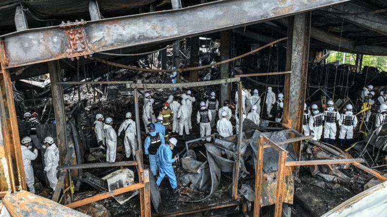 Un equipo conjunto de investigación de bomberos, policía y funcionarios inició una investigación sobre el terreno de la causa del devastador incendio en una planta de baterías de litio en Hwaseong, al sur de Seúl, Corea del Sur, el 25 de junio de 2024. EFE/EPA/YONHAP