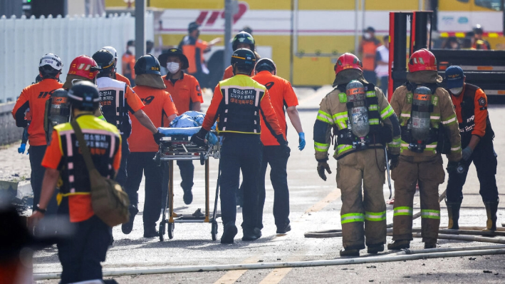 Personal de emergencia lleva el cuerpo de una persona fallecida en un incendio mortal en una fábrica de baterías de litio propiedad del fabricante de baterías surcoreano Aricell, en Hwaseong, Corea del Sur, el 24 de junio de 2024. (Kim Hong-ji/Reuters)