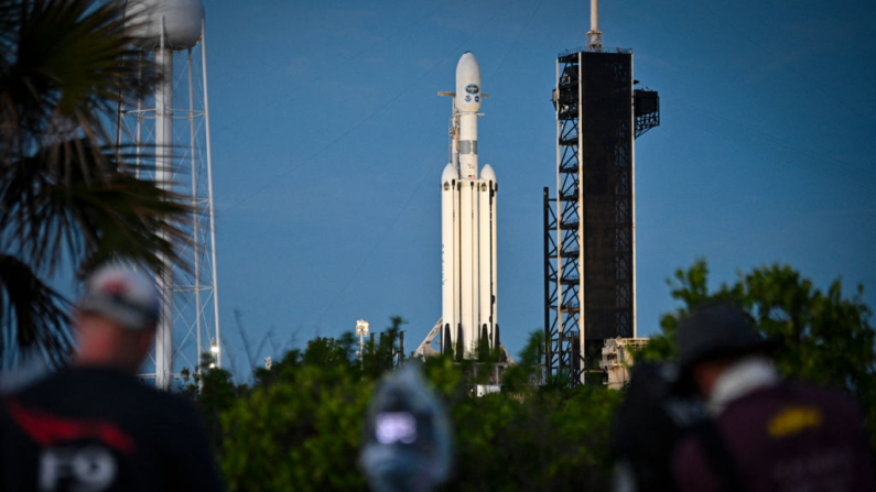 Un cohete Falcon Heavy de SpaceX que transporta el satélite meteorológico GeoES-U (Geostationary Operational Environmental Satellite U) de la Administración Nacional Oceánica y Atmosférica (NOAA) se posa en la plataforma de lanzamiento 39A del Centro Espacial Kennedy de la NASA en Cabo Cañaveral, Florida, el 25 de junio de 2024. (Miguel J. Rodriguez Carrillo/AFP vía Getty Images)