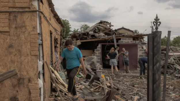 Moscú afirma que sus fuerzas capturaron un pueblo cerca de un centro de tránsito ucraniano clave