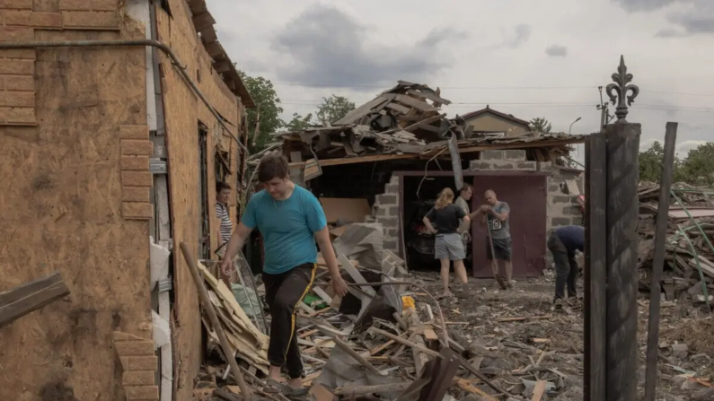 Residentes limpian escombros junto a casas muy dañadas tras un bombardeo en Pokrovsk, en la región oriental ucraniana de Donetsk, el 24 de junio de 2024. (Roman Pilipey/AFP vía Getty Images)