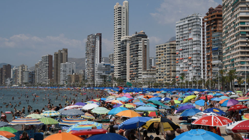 Bloques de apartamentos en la playa de Benidorm (España), el 5 de agosto de 2018. (Jose Jordan/AFP vía Getty Images)