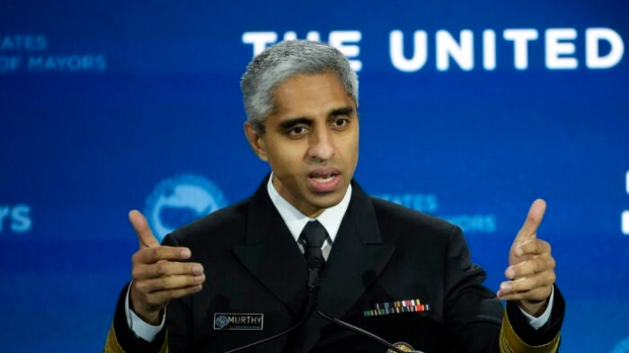 El director general de Salud Pública de EE. UU., Vivek Murthy habla durante una reunión en Washington el 18 de enero de 2023. (Drew Angerer/Getty Images)