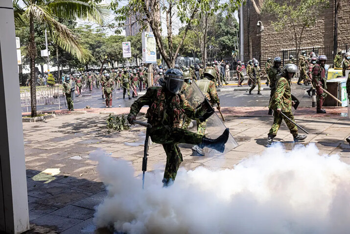 Un oficial de policía de Kenia con equipo antidisturbios patea un bote de gas lacrimógeno durante una protesta contra el proyecto de ley de finanzas en Nairobi, Kenia, el 25 de junio de 2024. (Patrick Meinhardt/Getty Images)