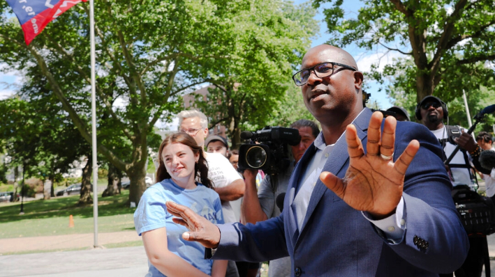 El representante Jamaal Bowman (D-N.Y.) saluda a los voluntarios de campaña a su llegada a un acto de campaña "Get Out the Vote" en Hartley Park en Mount Vernon, N.Y., el 24 de junio de 2024. (Michael M. Santiago/Getty Images)