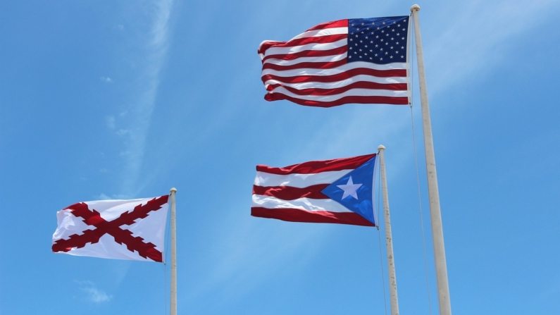 Banderas de EE. UU., Puerto Rico y la española Cruz de Borgoña ondean en Puerto Rico. Foto de Birga a través de Pixabay.