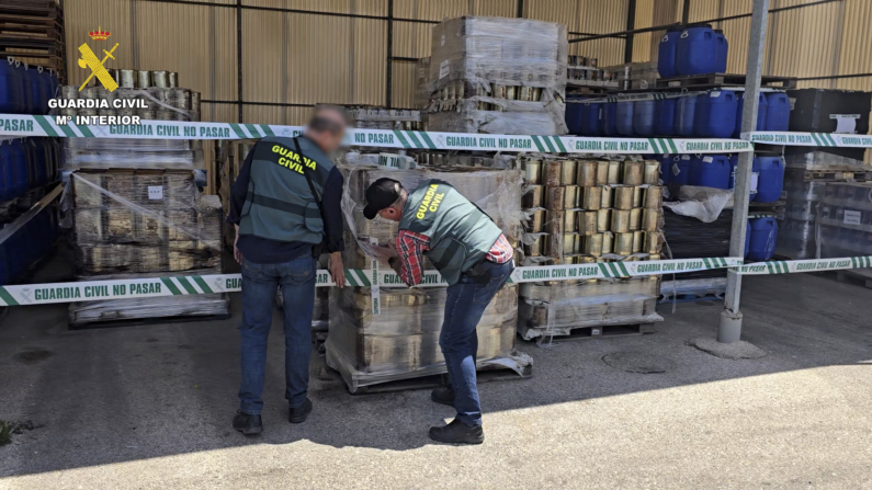 La Guardia Civil de Valencia en su trabajo de investigación que ha inmovilizado 80 toneladas de aceitunas y encurtidos. FOTO: EFE/GUARDIA CIVIL/