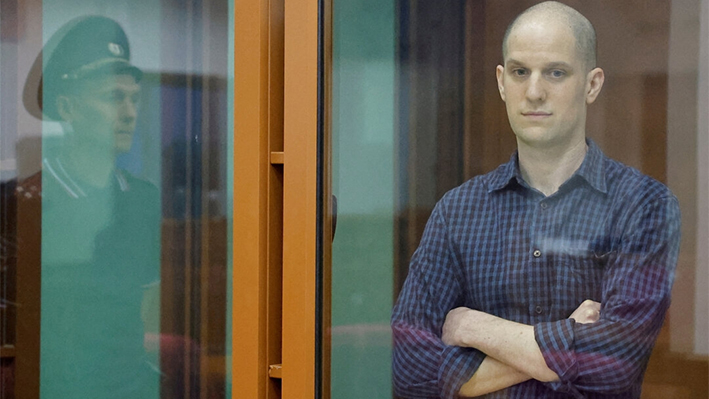 Evan Gershkovich, periodista del Wall Street Journal, en el interior de un recinto para acusados antes de una vista judicial en Ekaterimburgo, Rusia, el 26 de junio de 2024. (Evgenia Novozhenina/Reuters)
