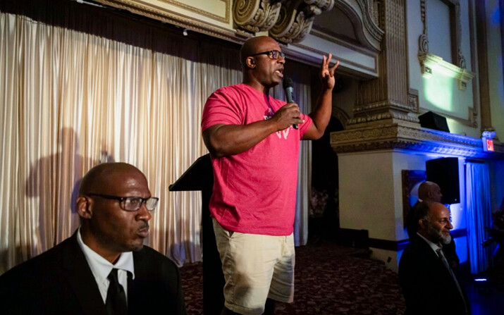 El representante Jamaal Bowman (D-N.Y.) habla durante una fiesta electoral en Yonkers, Nueva York, el 25 de junio de 2024 (AP Photo/Yuki Iwamura)