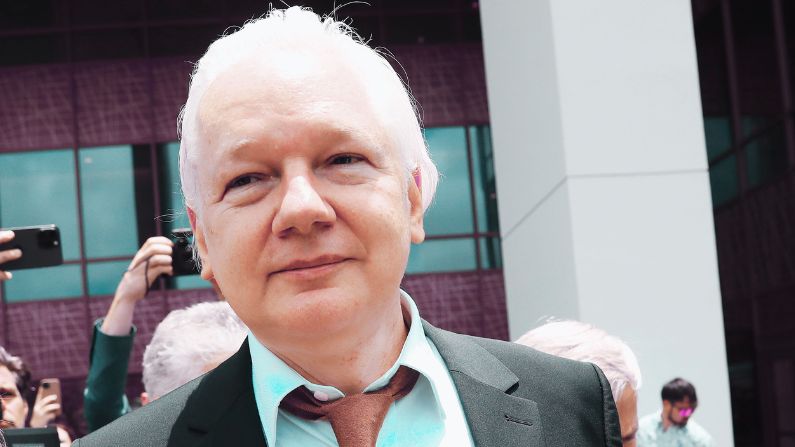 El fundador de WikiLeaks, Julian Assange, sale del Tribunal de los Estados Unidos el 26 de junio de 2024 en Saipán, Islas Marianas del Norte. Julian Assange, el fundador de WikiLeaks, compareció ante el Tribunal de Distrito de EE. UU. para las Islas Marianas del Norte en Saipán el miércoles para una audiencia de cambio de declaración. (Chung Sung-Jun/Getty Images)