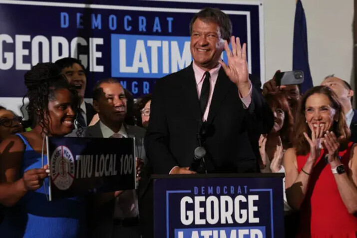 El ejecutivo del condado de Westchester, George Latimer, habla con sus seguidores después de ganar su carrera contra el actual representante demócrata Jamaal Bowman en las primarias demócratas del distrito 16 del Congreso de Nueva York, el 25 de junio de 2024. (Spencer Platt/Getty Images)