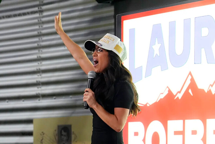 La representante Lauren Boebert (R-Colo.) habla con los periodistas durante una fiesta de observación de las elecciones primarias en Windsor, Colorado, el 25 de junio de 2024. (AP/David Zalubowski)