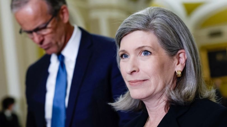 La senadora Joni Ernst (R-Iowa), en una rueda de prensa en Washington en junio de 2023 con el senador John Thune (R-S.D.), (Anna Moneymaker/Getty Images)