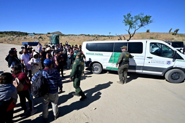 Agentes de la Patrulla de Aduanas y Fronteras llegan con un vehículo después de que un grupo de inmigrantes ilegales entrara a pie desde México a Estados Unidos, en Jacumba Hot Springs, California, el 5 de junio de 2024. (Frederic J. Brown/AFP vía Getty Images)