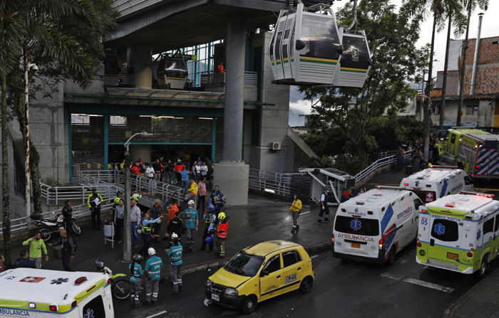 Rescatistas trabajan en la zona donde una cabina del sistema de transporte Metrocable cayó este 26 de junio de 2024 en Medellín, Colombia. (EFE/Luis Eduardo Noriega)
