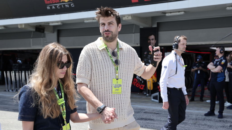 El exdefensa español del Barcelona Gerard Piqué y su pareja Clara Chía Martí caminan por las gradas antes del inicio de la carrera durante el Gran Premio de España de Fórmula Uno en el Circuit de Catalunya el 23 de junio de 2024 en Montmeló, a las afueras de Barcelona. (Thomas Coex/POOL/AFP vía Getty Images)