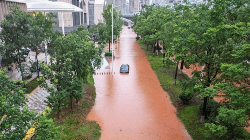 Un coche quedó varado en una calle inundada tras las fuertes lluvias en Changsha, en la provincia central china de Hunan, el 24 de junio de 2024. (STR/AFP vía Getty Images)