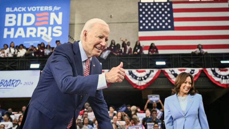 El presidente Joe Biden y la vicepresidenta Kamala Harris saludan a la multitud después de hablar en un mitin de campaña en Filadelfia el 29 de mayo de 2024. (Mandel Ngan/AFP vía Getty Images)