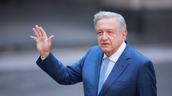 El presidente de México, Andrés Manuel López Obrador, saluda durante la despedida de la delegación olímpica en el Palacio Nacional el 11 de junio de 2024 en Ciudad de México, México. (Héctor Vivas/Getty Images)