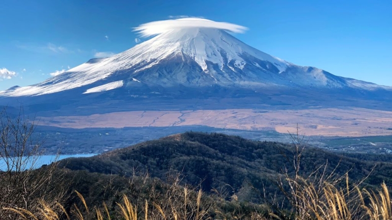 Esta foto tomada el 9 de diciembre de 2021 muestra el monte Fuji fotografiado desde el monte Ishiwari cerca de Oshino, prefectura de Yamanashi. (Behrouz Mehri/AFP vía Getty Images)