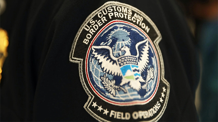 Un parche se ve en la manga de un oficial de Aduanas y Protección Fronteriza de Estados Unidos en el Aeropuerto Internacional de Miami el 27 de febrero de 2018. (Joe Raedle/Getty Images)
