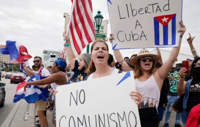 Exiliados cubanos se manifiestan en el barrio de la Pequeña Habana de Miami en apoyo a los manifestantes en Cuba, el 12 de julio de 2021. (AP Photo/Marta Lavandier)
