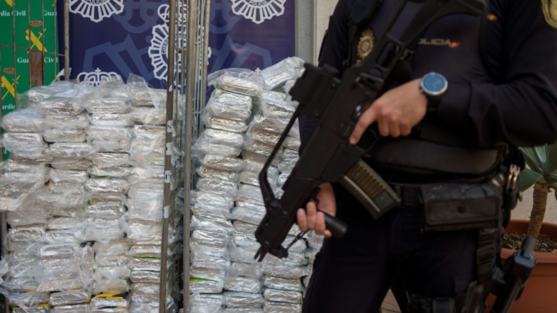 Un policía español vigila la droga el 25 de octubre de 2018 en Málaga (España). (Jorge Guerrero/AFP vía Getty Images)