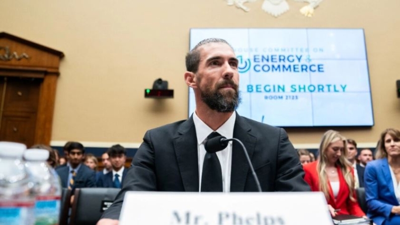 Michael Phelps, exatleta olímpico, habla durante una audiencia del Subcomité de Supervisión e Investigaciones sobre el "Examen de las medidas antidopaje de cara a los Juegos Olímpicos de 2024" en el Capitolio el 25 de junio de 2024. (Nathan Howard/Getty Images)