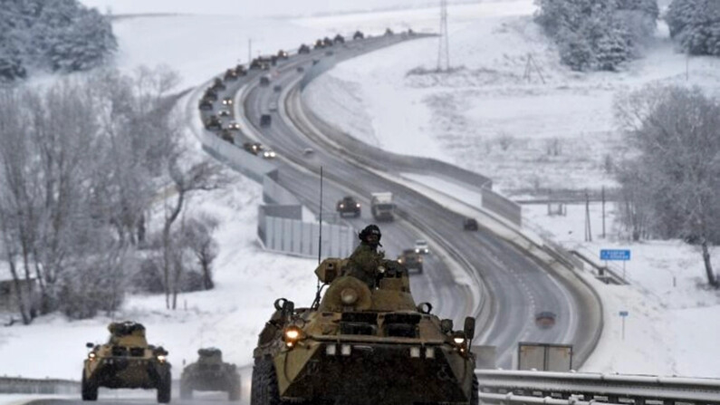 Un convoy de vehículos blindados rusos avanza por una carretera en Crimea, el 18 de enero de 2022. (AP)